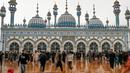 Umat Muslim pergi setelah Sholat Jumat di Masjid Jamia pada hari kedua bulan suci Ramadhan di Rawalpindi pada 24 Maret 2023. (AFP/Aamir QURESHI)