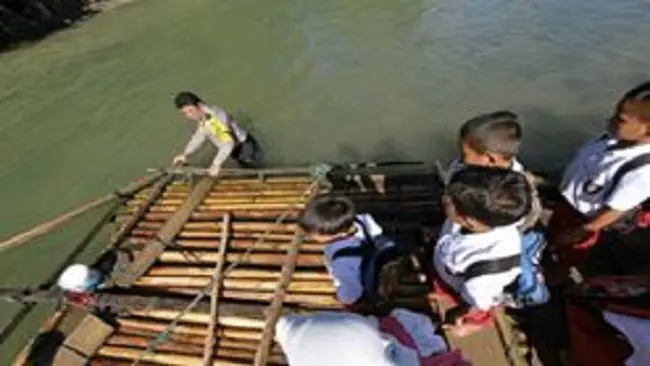 Aksi Heroik tersebut dilakukan oleh seorang anggota polisi Aipda Iptu Ismet Ishak, yang mebantu siswa sd menyebrangi sungai 