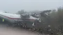 Tim penyelamat memeriksa lokasi kecelakaan pesawat kargo Antonov-12 di Lviv, Ukraina, Jumat (4/10/2019). Pesawat kargo Antonov-12 tersebut keluar landasan saat mendarat darurat. (HANDOUT/UKRANIAN EMERGENCY MINISTRY/AFP)