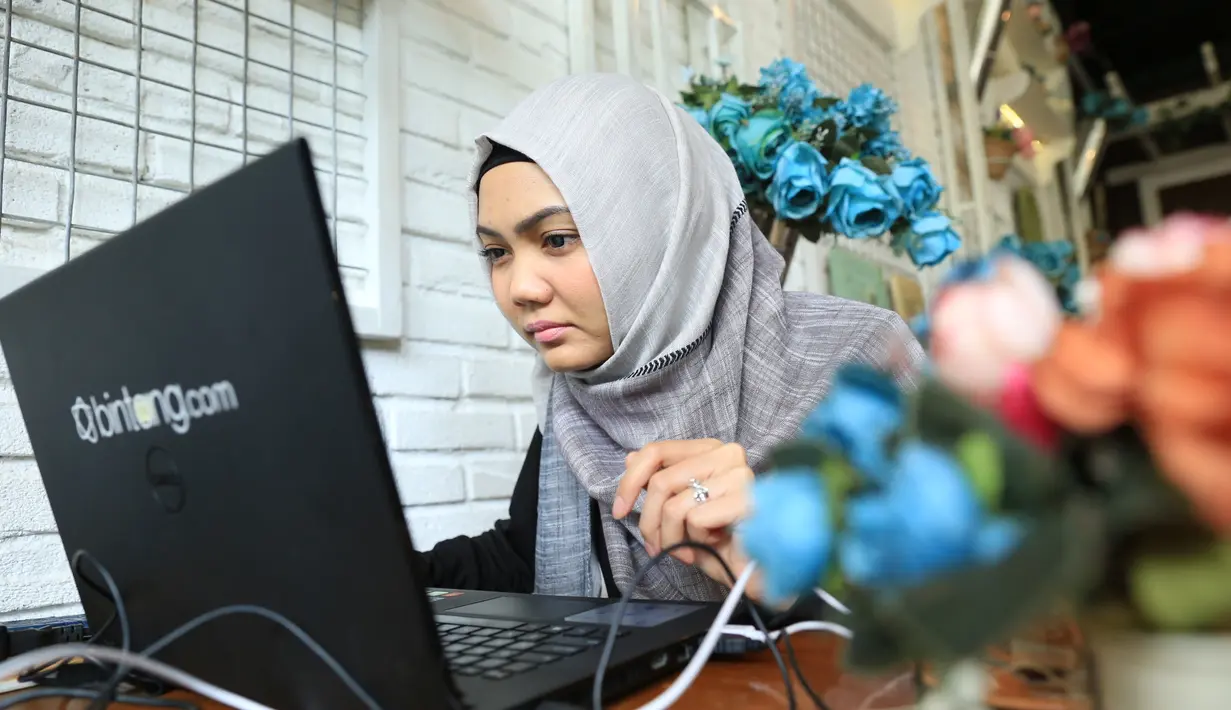 Di tengah kesibukannya, Rina Nose melayani para penggemarnya. Sejam presenter itu melayani penggemar. Ia mengaku banyak keseruan berinteraksi langsung dengan penggemarnya. (Adrian Putra/Bintang.com)