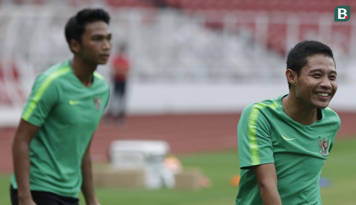 Pemain Timnas Indonesia, Evan Dimas, tertawa saat latihan di SUGBK, Jakarta, Sabtu (24/11). Latihan ini persiapan jelang laga Piala AFF 2018 melawan Filipina. (Bola.com/Vitalis Yogi Trisna)