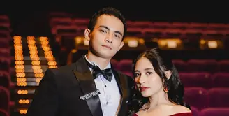 Sebagai pasangan sineas, Prilly Latuconsina dan Omara Esteghlal saling support satu sama lain. Kali ini giliran Prilly Latuconsina yang mengapresiasi karya film terbaru Omara Esteghlal di film Pengepungan di Bukit Duri [@prillylatunconsina96]