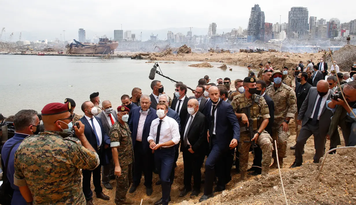 Presiden Prancis Emmanuel Macron (tengah) mengunjungi lokasi ledakan di pelabuhan Beirut, Lebanon, Kamis (6/8/2020). Presiden Macron menjadi pemimpin dunia pertama yang mengunjungi Lebanon, usai ledakan besar menghancurkan Beirut pada Selasa (4/8) lalu. (AP Photo/Thibault Camus, Pool)