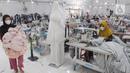 <p>Pekerja menyelesaikan pembuatan mukena pada pabrik busana muslim Siti Khadijah di Limo, Depok, Jawa Barat, Senin (25/04/2022). Busana mukena ini dipasarkan di tingkat lokal Indonesia dan diekspor ke Malaysia. (merdeka.com/Arie Basuki)</p>