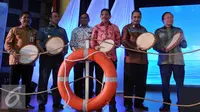 Menko Maritim dan Sumber Daya Rizal Ramli (kanan), Menteri Pariwisata Arief Yahya (kedua kanan) dan jajaran pejabat terkait membuka Sail Selat Karimata 2016, Jakarta, Rabu (1/6). (Liputan6.com/Johan Tallo)