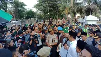 Gunernur Jawa Barat Ridwan Kamil menemui massa aksi dari Himpunan Mahasiswa Islam (HMI), Selasa (1/10/2019). (Liputam6.com/Huyogo Simbolon)