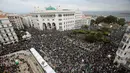 Ratusan ribu demonstran berunjuk rasa di Aljir, Aljazair, Jumat (19/4). Unjuk rasa diikuti ratusan ribu demonstran. (REUTERS/Ramzi Boudina)