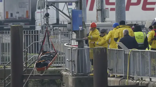 Sebuah kapal kecil yang membawa puluhan migran ilegal terbalik di Selat Inggris Rabu 14 Desember 2022.