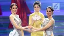 Presiden Miss Grand Indonesia, Dikna Faradiba membawa mahkota The Heart of Indonesia senila Rp 3 miliar untuk Miss Grand Indonesia 2018, Nadia Purwoko dari Bengkulu pada malam final di JCC Jakarta, Sabtu (21/7). (Liputan6.com/Angga Yuniar)