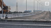 Suasana proyek pembangunan Jalan Tol Cibitung-Cilincing (JTCC) seksi 4 di Marunda, Jakarta Utara, Selasa (8/11/2022). Pembangunan Tol JTCC seksi 4 ruas Tarumajaya-Cilincing sepanjang 7,28 Km saat ini progres pembangunannya telah mencapai 87,23%