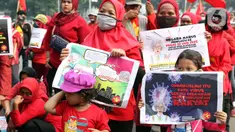Sejumlah anak terlihat dalam aksi unjuk rasa menolak pengesahan UU Omnibus Law Cipta Kerja di Kawasan Patung Kuda, Jakarta, Jumat (16/10/2020). Meski sudah ada imbauan untuk tidak membawa anak-anak dalam aksi unjuk rasa namun sejumlah orang tua tetap menyertakan. (Liputan6.com/Helmi Fithriansyah)