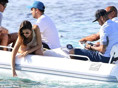Neymar tengah berlibur bersama kekasihnya, Bruna Marquezine di Spanyol (Dailymail)
