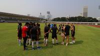 Para pemain PSM Makassar tengah bersiap untuk berlatih di Stadion Madya, Senayan, Jakarta, Minggu (23/6/2019), untuk melakukan persiapan leg kedua semifinal Piala AFC 2019 menghadapi Becamex Binh Duong, Rabu (26/6/2019). (Bola.com/Abdi Satria)