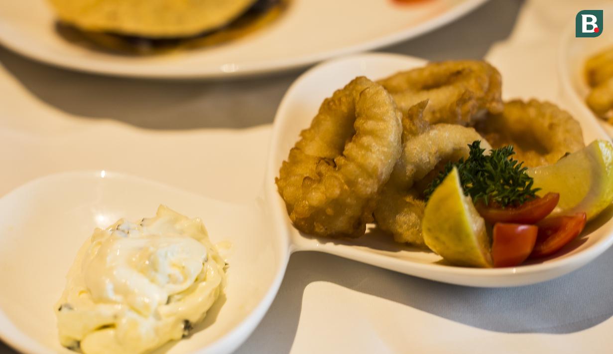 Makanan spesial dalam menu Piala Dunia saat ditawarkan di Hotel Novotel, Tangerang, Jumat (29/6/2018). Selama Piala Dunia 2018, Hotel Novotel mengadakan acara nonton bareng. (Bola.com/Vitalis Yogi Trisna)