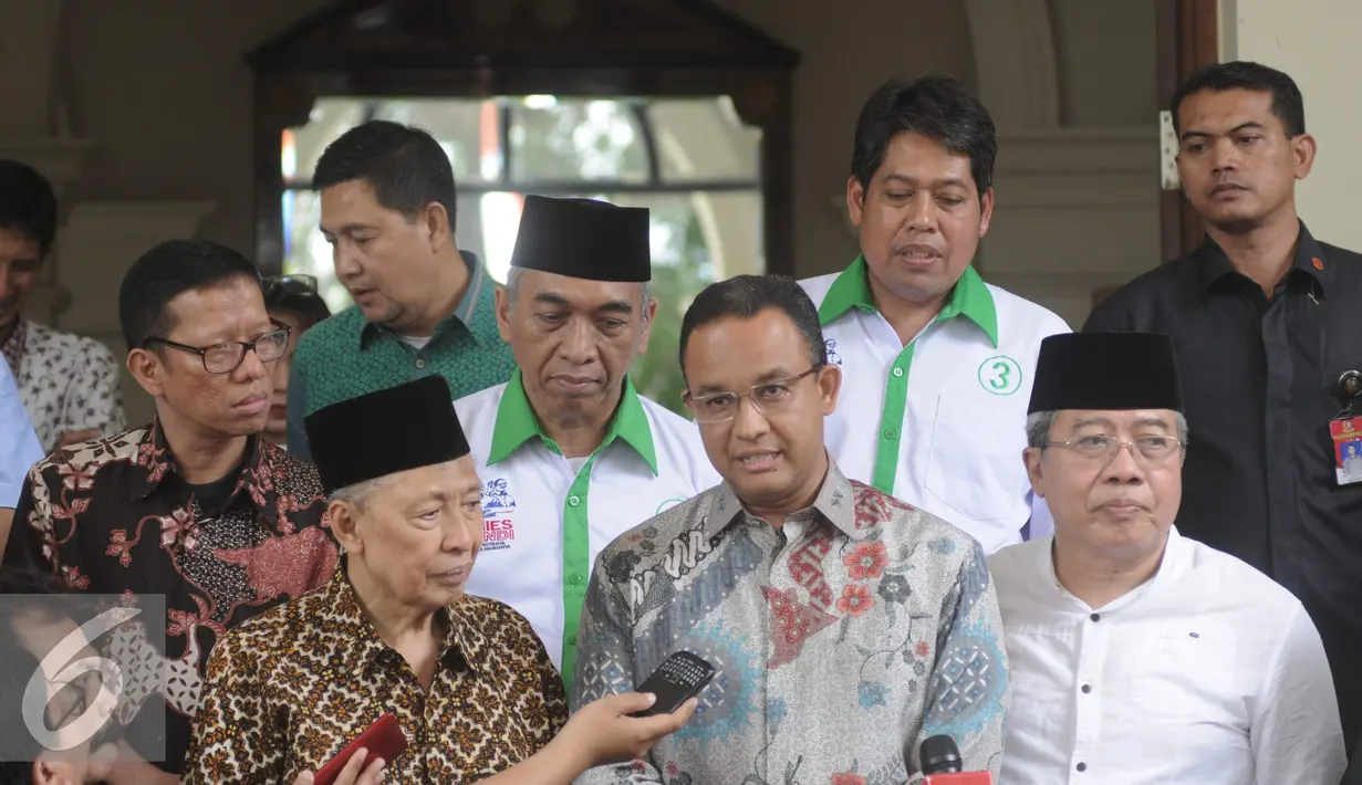 Calon Gubernur DKI Jakarta nomor urut tiga, Anies Baswedan memberikan keterangan kepada awak media saat kunjungan ke kediaman Hamzah Haz, di Patra Kuningan XV, Jakarta, Rabu (16/11). (Liputan6.com/Helmi Affandi)