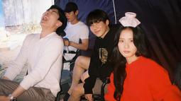 Berbagai foto di balik layar Newtopia memperlihatkan sisi manis Jisoo yang bikin gemas. Salah satu yang mencuri perhatian adalah foto-foto Jisoo dengan sweater merahnya. Penampilannya yang imut dan cantik dalam balutan sweater merah sukses membuat para penggemar terpikat. Ia terlihat begitu nyaman dan ceria di lokasi syuting. (Liputan6.com/IG/@sooyaaa__)