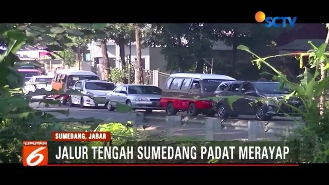 Polisi berupaya urai kemacetan di depan Pasar Tanjungsari, Sumedang, dengan memperlebar ruas jalur untuk pemudik.