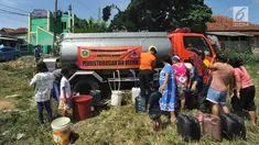 Warga antre mengambil air bersih bantuan Badan Penanggulangan Bencana Daerah (BPPD) Kabupaten Bogor di Pabuaran, Ciampea, Bogor, Jawa Barat, Senin (6/8). Kemarau menyebabkan sejumlah wilayah kekeringan dan kesulitan air bersih. (Merdeka.com/Arie Basuki)