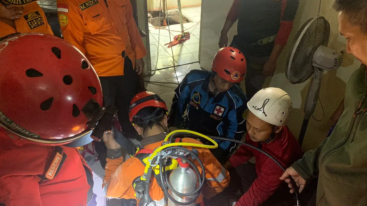 Tim Gabungan melakukan proses evakuasi lansia 65 tahun yang terjatuh ke dalam sumur sedalam 15 meter di Tangerang Selatan.