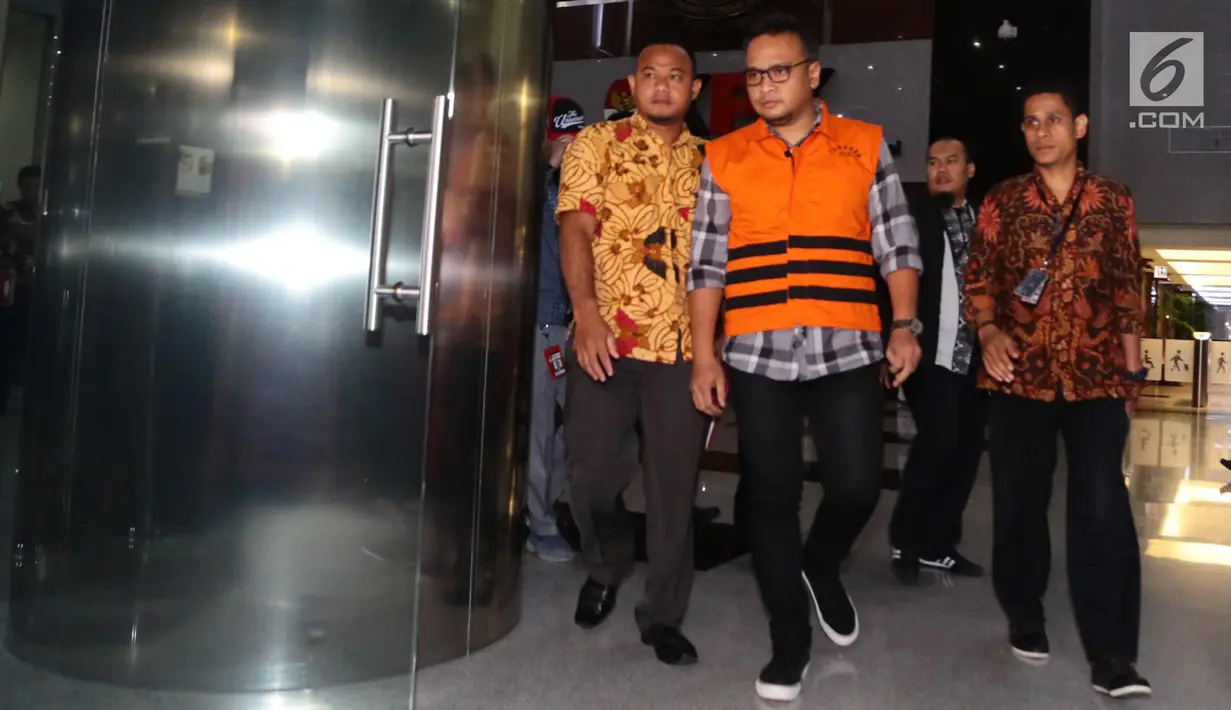Tersangka mantan Direktur PT Murakabi Sejahtera, Irvanto Hendra Pambudi berjalan keluar usai menjalani pemeriksaan perdana di KPK, Jakarta, Jumat (9/3). KPK resmi menahan keponakan Setya Novanto tersebut terkait korupsi e-KTP. (Liputan6.com/Pool)