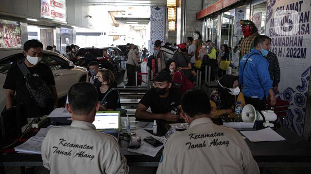 FOTO: Pedagang Pasar Tanah Abang Jalani Vaksinasi Booster COVID-19