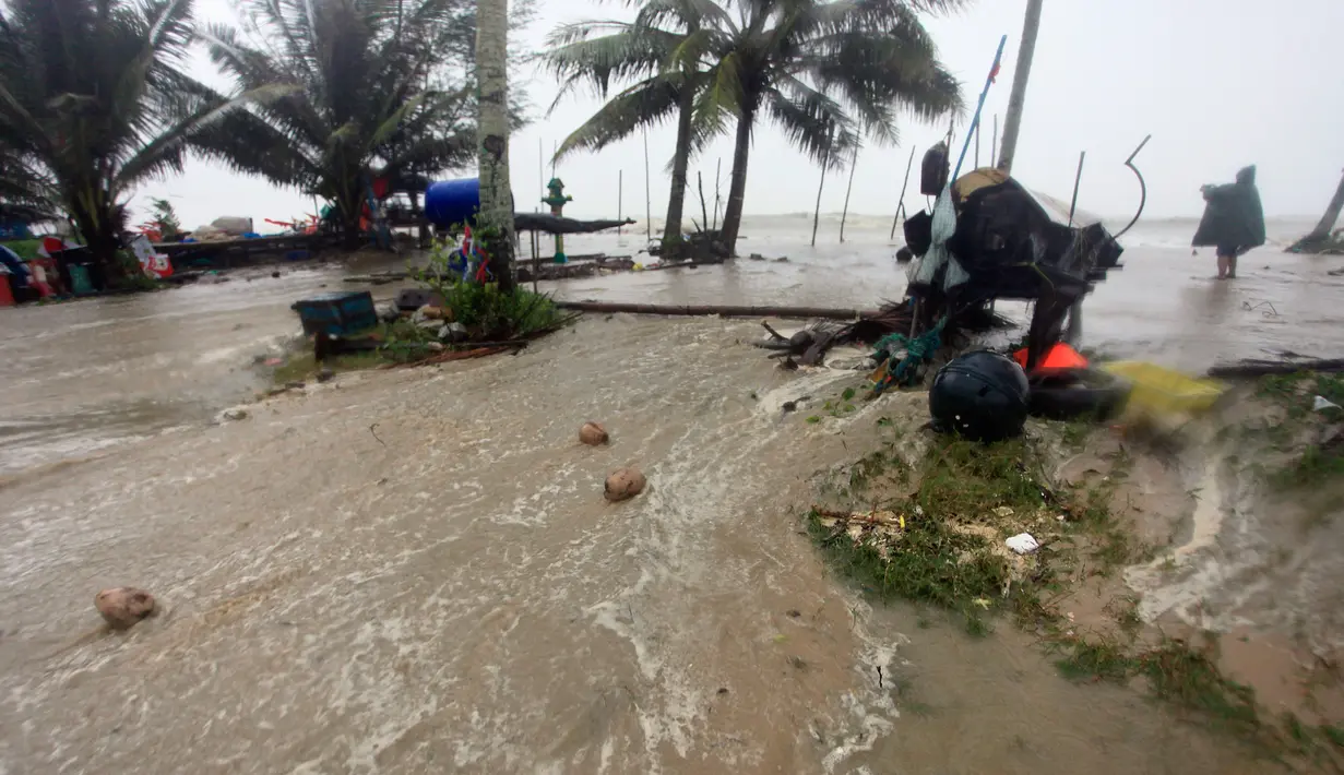 Banjir meluap di atas jalan pantai ketika Badai Tropis Pabuk mendekat di Pak Phanang, di Nakhon Si Thammarat, Thailand Selatan (4/1). Hujan, angin dan gelombang air laut akan melanda Thailand selatan akibat badai tropis Pabuk. (AP Photo/Sumeth Panpetch)