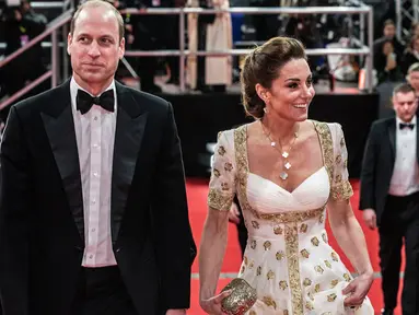 Pangeran William dan istrinya, Kate Middleton menghadiri acara BAFTA 2020 di Royal Albert Hall London pada 2 Februari 2020. Kate Middleton menjadi pusat perhatian di karpet merah dengan gaun putih beraksen emas rancangan salah satu label favoritnya, Alexander McQueen. (Jeff Gilbert/POOL/AFP)