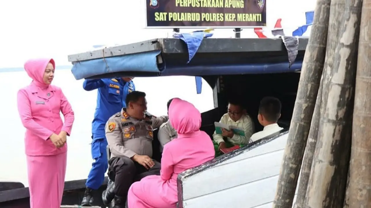 Kapolres Kepulauan Meranti AKBP Andi Yul berbincang dengan anak-anak yang naik di kapal perpustakaan apung.