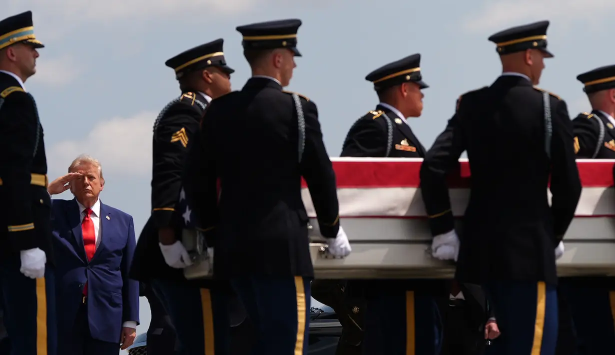 Presiden Donald Trump memberi hormat saat tim pengangkut Angkatan Darat AS memindahkan peti jenazah berisi jenazah Sersan Angel S. Rampersad di Pangkalan Angkatan Udara Dover, Delaware, Amerika Serikat,  Rabu, 22 Juli 2026.  (AP Photo/Julia Demaree Nikhinson)