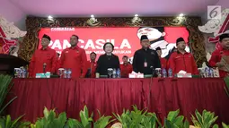 Ketum PDIP Megawati Soekarnoputri saat mengikuti acara pengumuman nama pasangan cagub-cawagub PDIP, Jakarta, Minggu (7/1). Lima provinsi itu adalah Sumatera Utara, Jawa Tengah, Jawa Barat, Kalimantan Barat dan Sumsel. (Liputan6.com/Faizal Fanani)