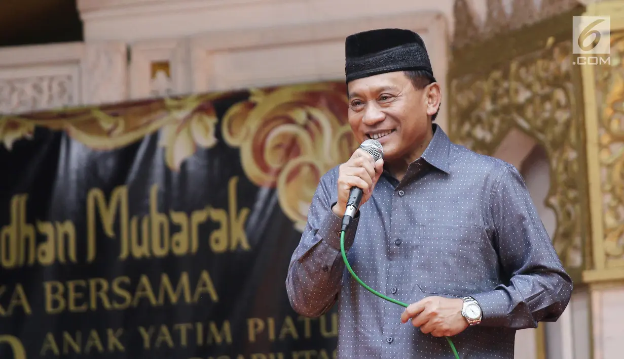 Direktur CSR SCM, Imam Sudjarwo memberikan sambutan pada ramadan mubarak buka puasa bersama 1000 anak yatim piatu dhuafa dan disabilitas di Gunung Putri, Bogor, Sabtu, (02/6). (Liputan6.com/Herman Zakharia)