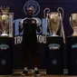 Legenda Manchester City, Shaun Wright-Phillips berpose dengan empat piala Man City—Premier League, Piala FA, Liga Champions, dan Piala Super UEFA—usai bertemu dengan sejumlah wartawan di Jakarta, Kamis (28/9/2023). (Liputan6.com/Helmi Fithriansyah)