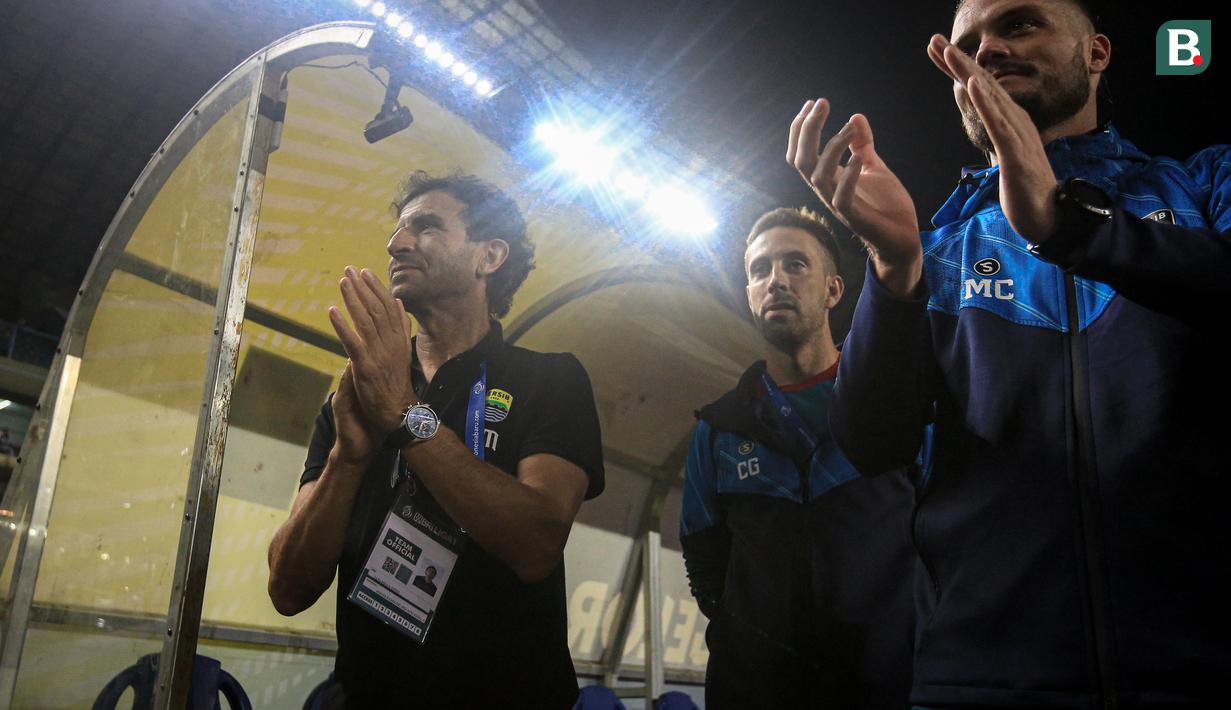 Pelatih kepala Persib Bandung, Luis Milla (kiri) memberikan tepuk tangan menjelang laga pekan ketiga BRI Liga 1 2023/2024 antara Persib Bandung melawan Dewa United di Stadion GBLA, Bandung, Jumat (14/07/2023). (Bola.com/Bagaskara Lazuardi)