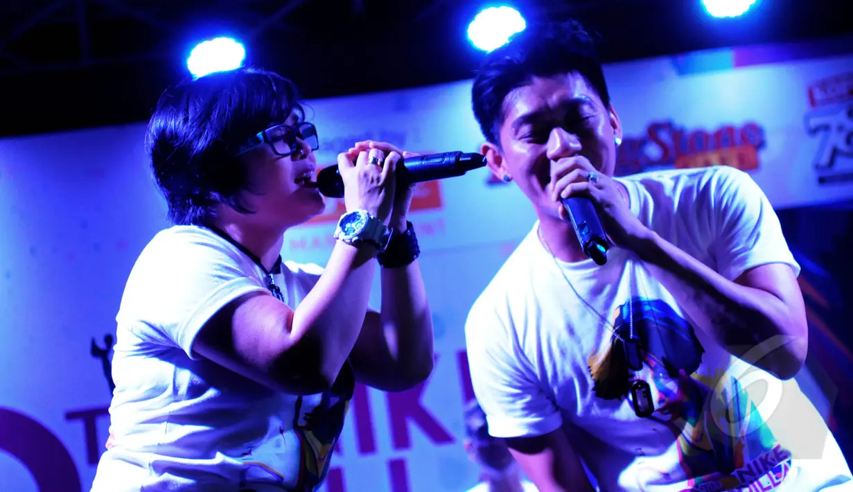 Ifan Seventeen dan Uci berduet saat acara ‘20th Nike Ardilla ‘ di Rolling Stone Café, Jakarta, Selasa, (8/4/2015). Dalam acara tersebut terjual baju almarhum Nike Ardilla sebesar Rp. 10 Juta. (Liputan6.com/Faisal R Syam)