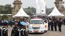 Suasana saat kedatangan mobil jenazah pembawa Presiden ke-3 RI BJ Habibie di TMP Kalibata, Jakarta, Kamis (12/9/2019). Habibie meninggal pada usia 83 tahun akibat gagal jantung dan menua. (Liputan6.com/Helmi Fithriansyah)