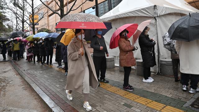 Warga Korsel Antre Demi Membeli Masker