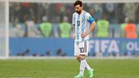 Kapten timnas Argentina, Lionel Messi berjalan di lapangan pada akhir pertandingan Grup D Piala Dunia 2018 melawan Kroasia di Nizhy Novgorod Stadium, Rusia, Jumat (22/6). Messi tidak melakukan satu tendangan pun hingga menit ke-64. (AP/Ricardo Mazalan)