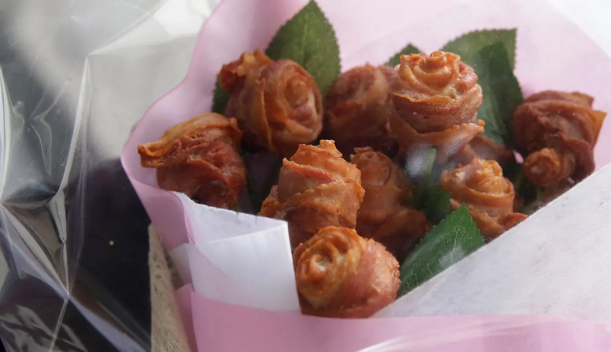 Sebuah hadiah Valentine siap dikirim di Manila, Filipina, Jumat (10/2). Buket bunga tersebut bukanlah mawar asli melainkan daging yang dibentuk mirip mawar. (AP Photo / Aaron Favila)