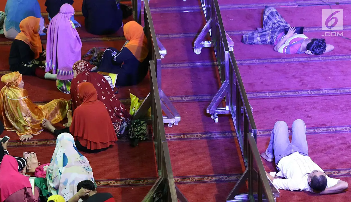 Umat muslim beraktivitas di dalam Masjid Istiqlal, Jakarta, Kamis (17/5). Pengelola Masjid Istiqlal menyediakan makanan berbuka puasa atau iftar untuk seluruh pengunjung masjid selama bulan Ramadan. (Liputan6.com/Immanuel Antonius)
