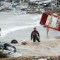 Banjir bandang yang disebabkan oleh hujan lebat melanda Pulau Kreta, Yunani selatan, pada 15 Oktober 2022. Petugas penyelamat melakukan pencarian di sepanjang pantai resor populer Agia Pelagia. (AFP)