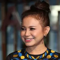 "Alhamdulillah sama Screenplay sudah kesekian kalinya. Setiap diminta isi soundtrack pastinya membanggakan. Karena banyak orang yang inginkan lagunya dijadikan soundtrack," ujar Rossa, di kawasan SCBD, Jaksel, Rabu (1/2). (Savana Alaydrus/Bintang.com)