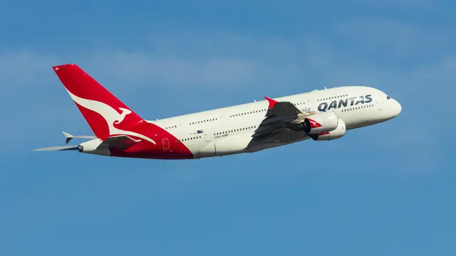 Ilustrasi pesawat Qantas yang sedang terbang di udara.
