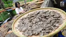 Pekerja menjemur kerupuk kulit pisang di  Industri rumahan kawasan Depok, Jawa Barat, Senin (4/3/2019). Dalam sehari Industri rumahan tersebut mampu menghabiskan bahan baku 24 kilogram kulit pisang. (Liputan6.com/Herman Zakharia)