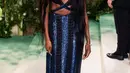 Simone Ashley memakai Atelier Prabal Gurung warna midnight dengan aksen bordir kristal berpayet hitam.  [@prabalgurung]