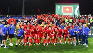 Selebrasi para pemain Timnas Vietnam U-23 usai mengalahkan Timnas Kirgistan U-23 dalam laga kedua Grup A Piala Asia U-23 2026 di King Abdullah Sports City Hall Stadium, Jeddah, Arab Saudi, Jumat (9/1/2026) malam WIB. (Dok. AFC).