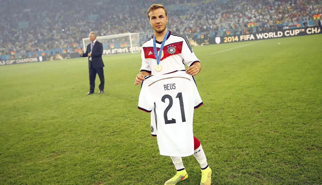 Penghormatan diberikan Mario Goetze kepada Marco Reus yang tidak bisa berlaga di Piala Dunia 2014 akibat cedera engkel kiri saat laga uji coba melawan Armenia, 6 Juni 2014 lalu. (REUTERS/Kai Pfaffenbach)