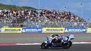 Pembalap tim BK8 Gresini Racing,  Fermin Aldeguer berlaga pada balapan MotoGP Indonesia 2025 di Sirkuit Mandalika, Lombok, pada Minggu (5/10/2025). (AFP/Sonny Tumbelaka). (AFP/Sonny Tumbelaka).