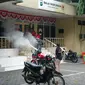 Fogging atau pengasapan di kawasan Mapolda Metro Jaya, Sabtu (3/3/2018) pagi. (Liputan6.com/Nanda Perdana Putra)