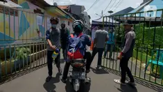 Anggota Karang Taruna menyemprotkan cairan disinfektan ke kendaraan yang memasuki pemukiman di Kelurahan Kebon Sirih, Jakarta, Rabu (1/4/2020). Warga di kelurahan itu memberlakukan akses satu pintu masuk dan menyemprotkan disinfektan guna mencegah penyebaran virus COVID-19. (merdeka.com/Imam Buhori)