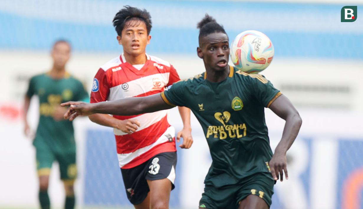 <p>Pemain Persikabo 1973, Jos&eacute; Varela, berusaha mengontrol bola saat melawan Madura United dalam laga pekan kesembilan BRI Liga 1 2023/2024 di Stadion Wibawa Mukti, Cikarang, Sabtu (19/8/2023). (Bola.com/Abdul Aziz)</p>